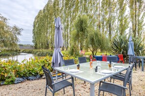 Outdoor dining - Guest Room 'Chambre Cerise 6min from Puy du Fou' with Shared Garden and Wi-Fi (Saint-Michel-Mont-Mercure)
