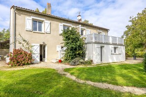 Exterior - Guest Room 'Chambre Cerise 6min from Puy du Fou' with Shared Garden and Wi-Fi (Saint-Michel-Mont-Mercure)