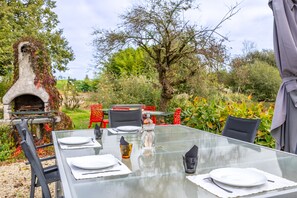 Outdoor dining - Guest Room 'Chambre Hortensias 6min Puy Du Fou' with Shared Garden and Wi-Fi (Saint-Michel-Mont-Mercure)