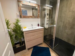 Shower, hair dryer, towels