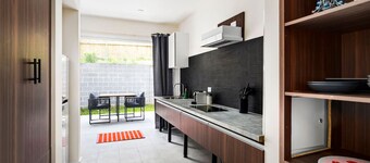Tropical Vibes in North Manly AC and FREE Parking