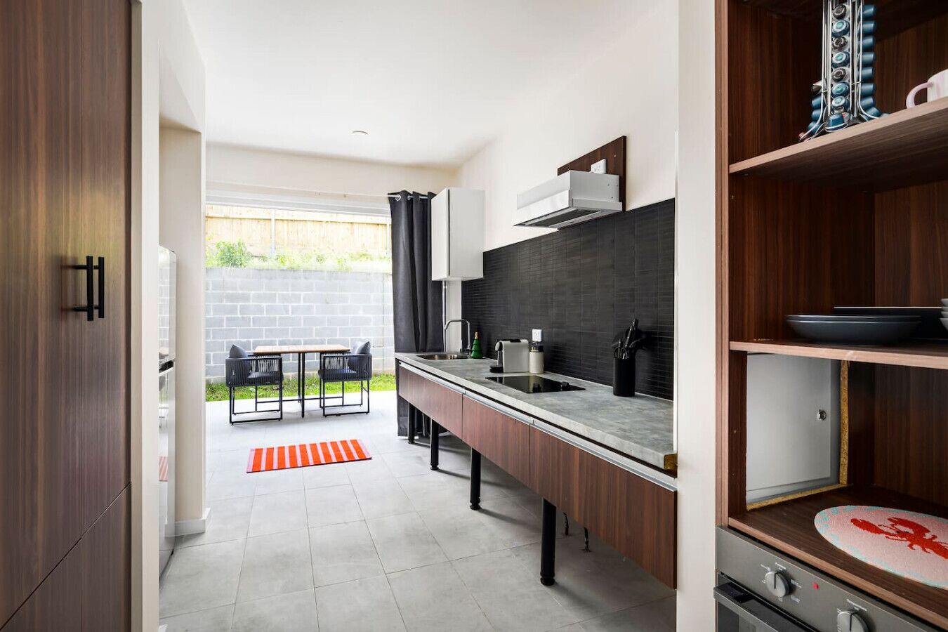 Een koelkast, een magnetron, een oven, een kookplaat