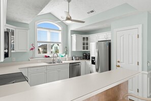 Réfrigérateur, four à micro-ondes, un four, surface de cuisson