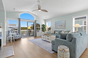 Téléviseur connecté, lecteur de DVD, table de ping-pong