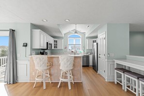 Kjøleskap, mikrobølgeovn, ovn og kokeplater