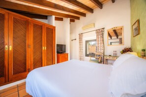 WiFi, bed sheets - Double Room with Shared Pool, Wi-Fi, and Air Conditioning (Sineu)