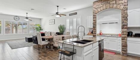 Jääkaappi, mikroaaltouuni, uuni, liesi