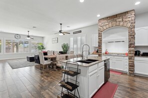 ثلاجة، ميكروويف، فرن، موقد طهي مسطح