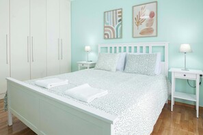 3 bedrooms, iron/ironing board, WiFi, bed sheets