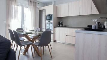 Wasserkocher mit Kaffee-/Teezubehör, Kühlschrank, Ofen, Toaster