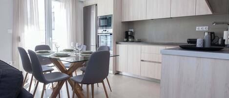 冷蔵庫、オーブン、コーヒー / ティーメーカー、トースター