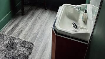 Superior tweepersoonskamer, 1 kingsize bed, uitzicht op zee | Badkamer | Gratis toiletartikelen, een haardroger, handdoeken, zeep