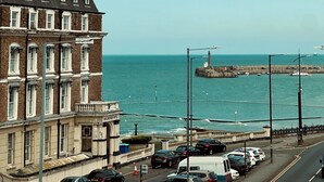 A coastal hotel with a view of the sea, featuring a traditional brick facade and a sign indicating its name. - Margate Manor (Margate)
