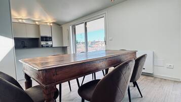 Penthouse, vue cour intérieure | Coin séjour