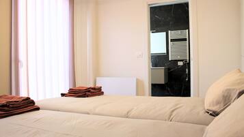 Kamar Double atau Twin | Setrika/meja setrika, Wi-Fi gratis, dan seprai linen