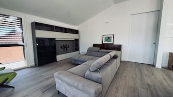 Attico, vista cortile | Area soggiorno