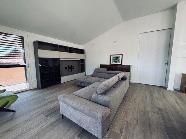 펜트하우스, 마당 전망 | 거실 공간