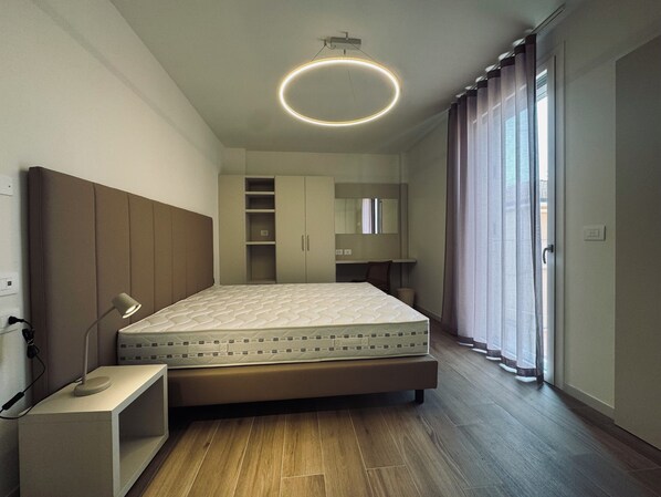 Deluxe Apartment | Iron/ironing board, free WiFi, bed sheets, wheelchair access