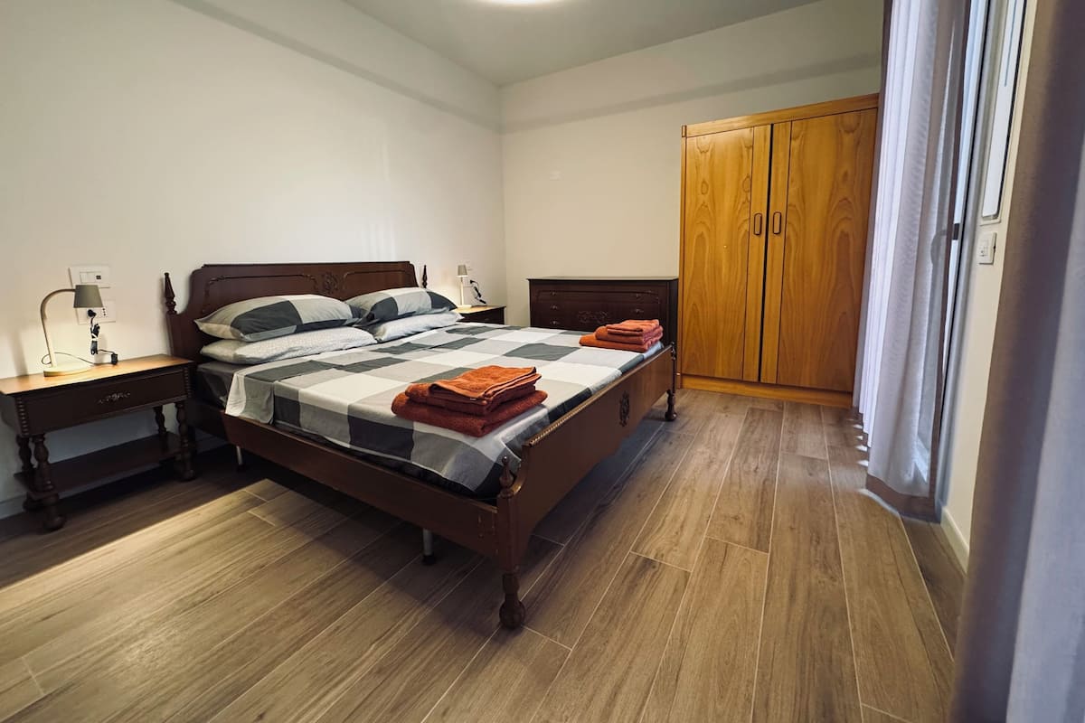 Comfort Apartment | Iron/ironing board (on request), WiFi (free), bed sheets