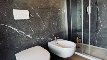 Ático, vistas al patio | Baño