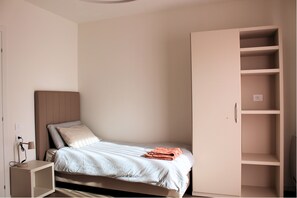 Comfort-Zweibettzimmer | Bügeleisen/Bügelbrett, kostenloses WLAN, Bettwäsche, Rollstuhlgeeignet