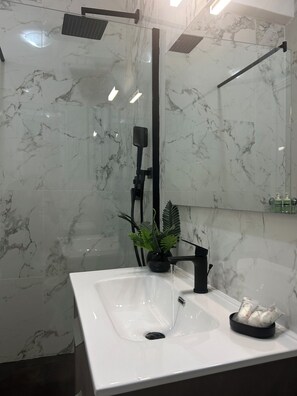 Een douche, een haardroger, een bidet, handdoeken