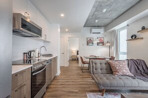 Réfrigérateur, four à micro-ondes, un four, surface de cuisson