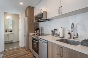 Køleskab, mikrobølgeovn, ovn, kogeplade