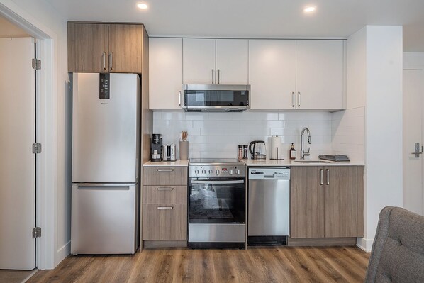 Réfrigérateur, four à micro-ondes, un four, surface de cuisson