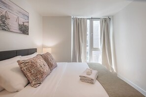 1 chambre, bureau, fer et planche à repasser, lit de bébé portatif