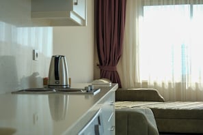 Comfort-Doppel- oder -Zweibettzimmer, Balkon, Bergblick | Eigene Küche | Großer Kühlschrank