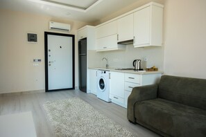 Comfort Double or Twin Room, Balcony, Mountain View | Dapur peribadi | Peti sejuk/penyejuk beku saiz penuh 