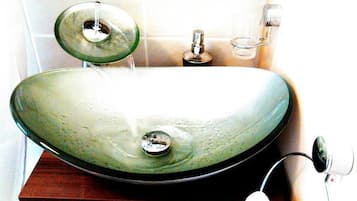 Haartrockner, Handtücher, Seife, Shampoo