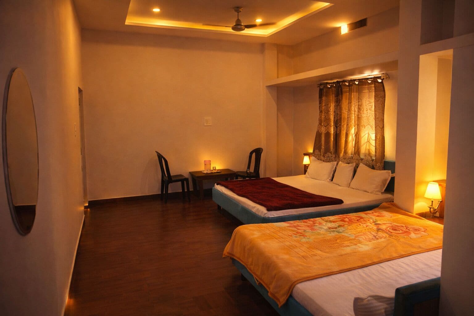 华丽四人房 | 办公桌、免费 WiFi