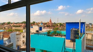 Blick auf eine Stadtlandschaft mit einem markanten Tempel und Wassertanks.