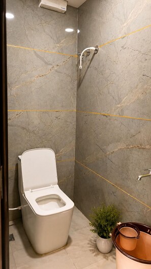 Shower, free toiletries, soap, shampoo - Hotel Shree Lok (Ujjain)