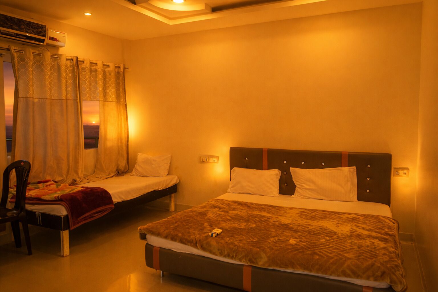 华丽三人房 | 办公桌、免费 WiFi