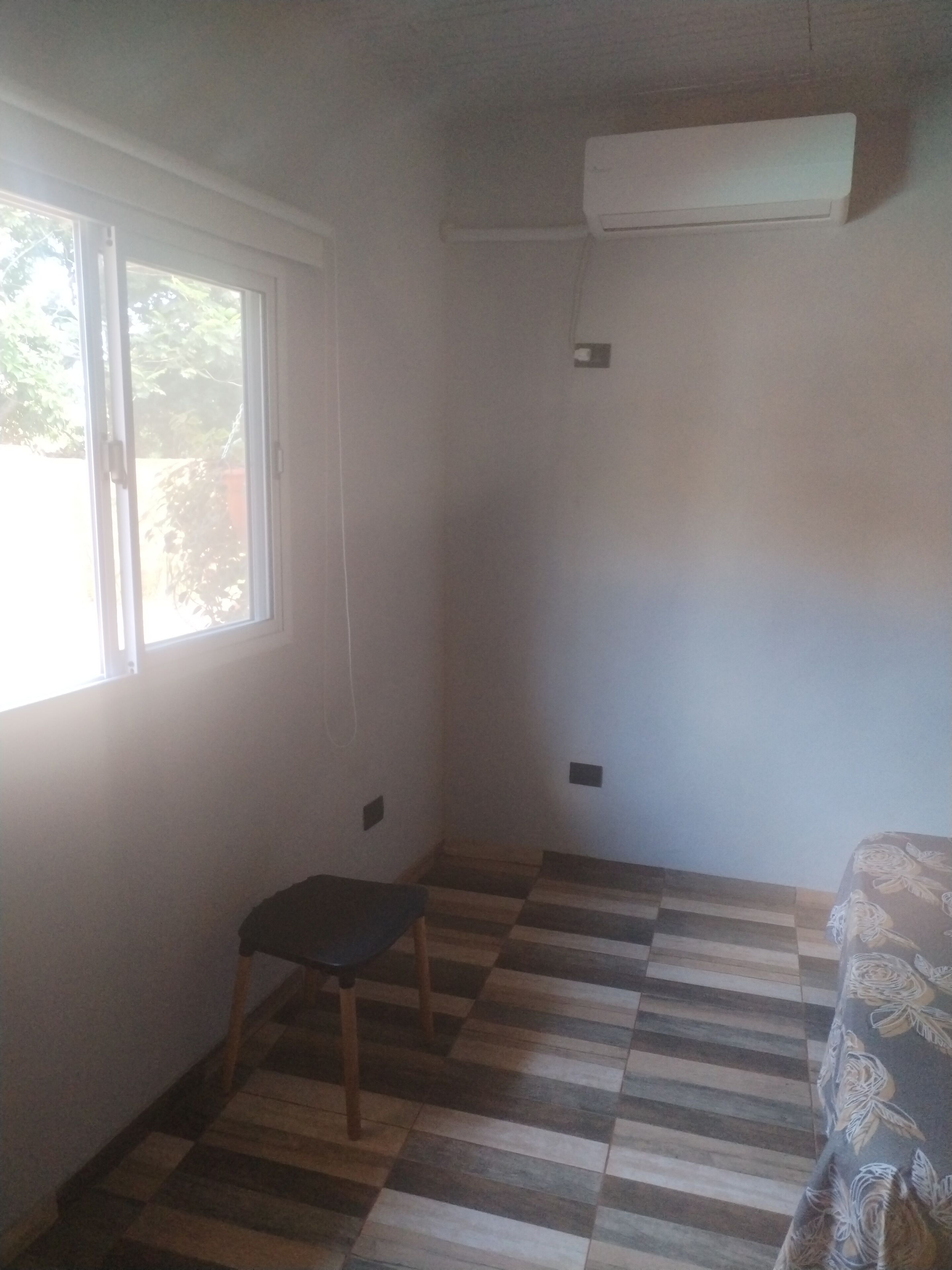 Laptopgeeigneter Arbeitsplatz, kostenloses WLAN