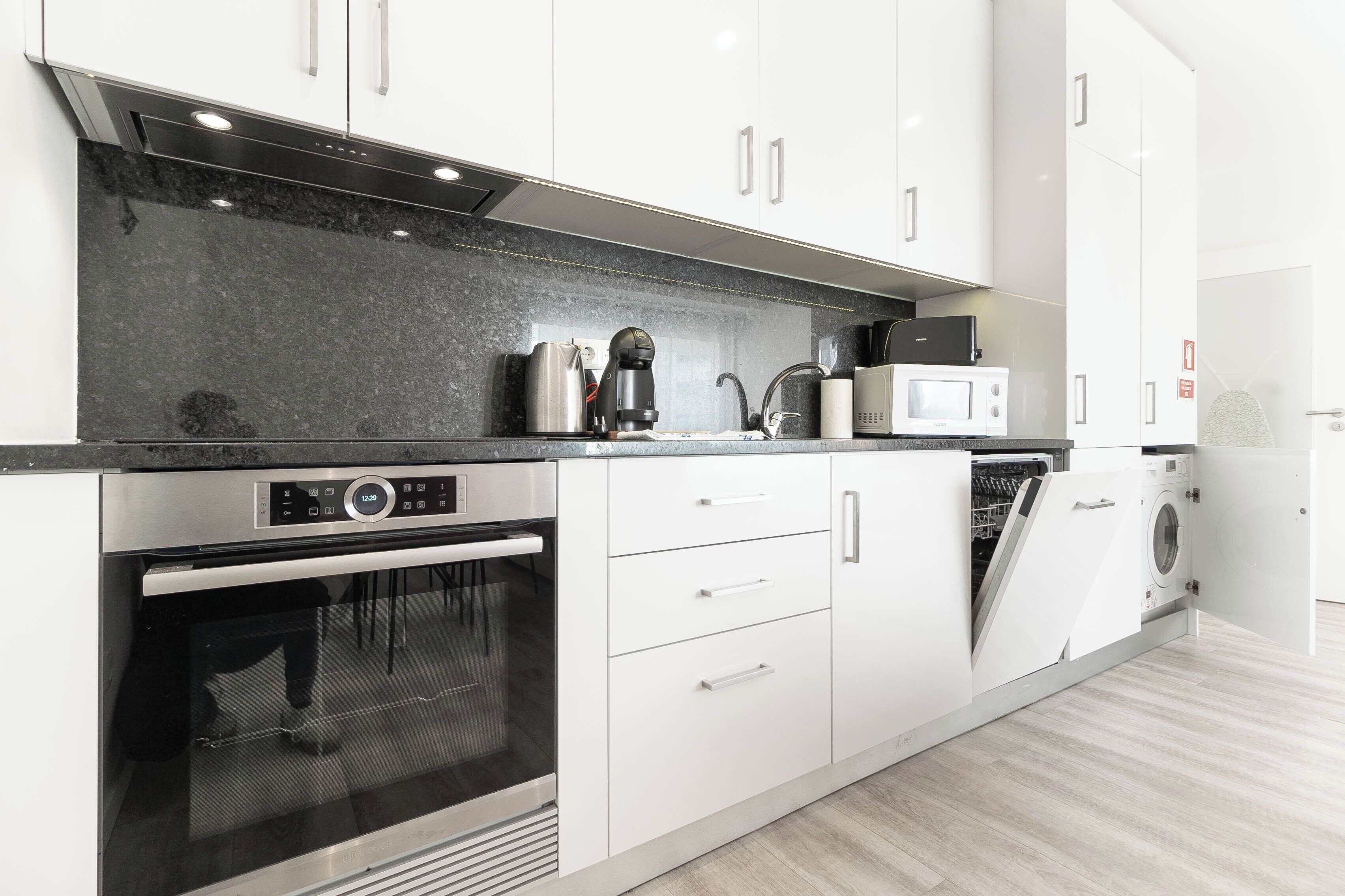 Kühlschrank, Mikrowelle, Ofen, Herdplatte