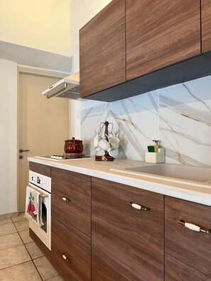 Fridge, oven, stovetop, coffee/tea maker