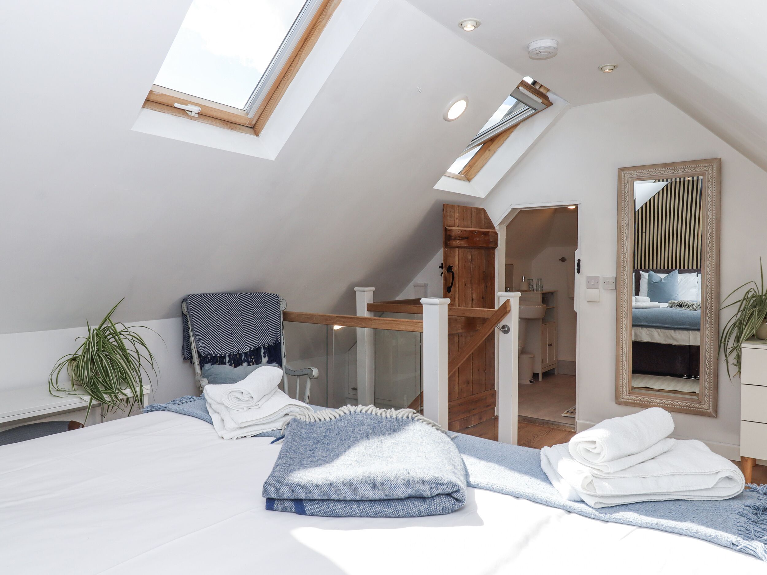 1 habitación, decoración personalizada y muebles diferentes 