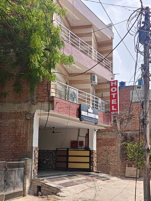 Front of property - Hotel Budget Inn (Lucknow)
