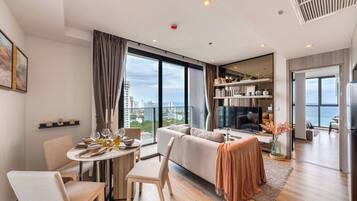 Apartment, 2 Bedrooms, Accessible, Smoking | Living room