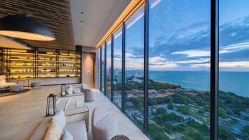 Apartment, 2 Bedrooms, Accessible, Smoking | Interior