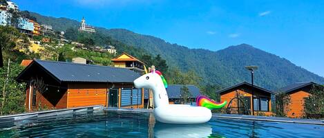 10 من حمّامات السباحة الخارجية