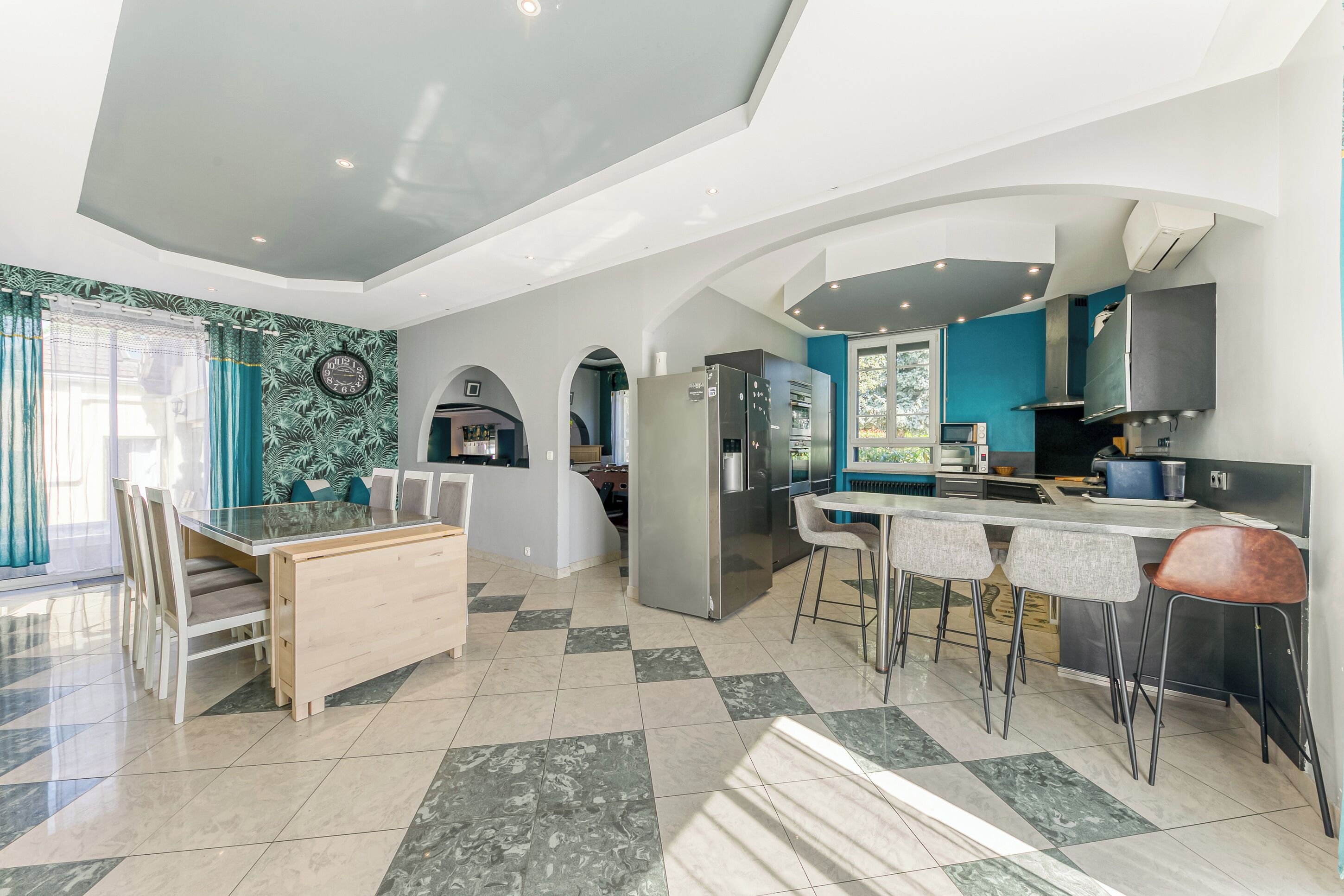 Een microgolfoven, een oven, een kookplaat, een vaatwasser