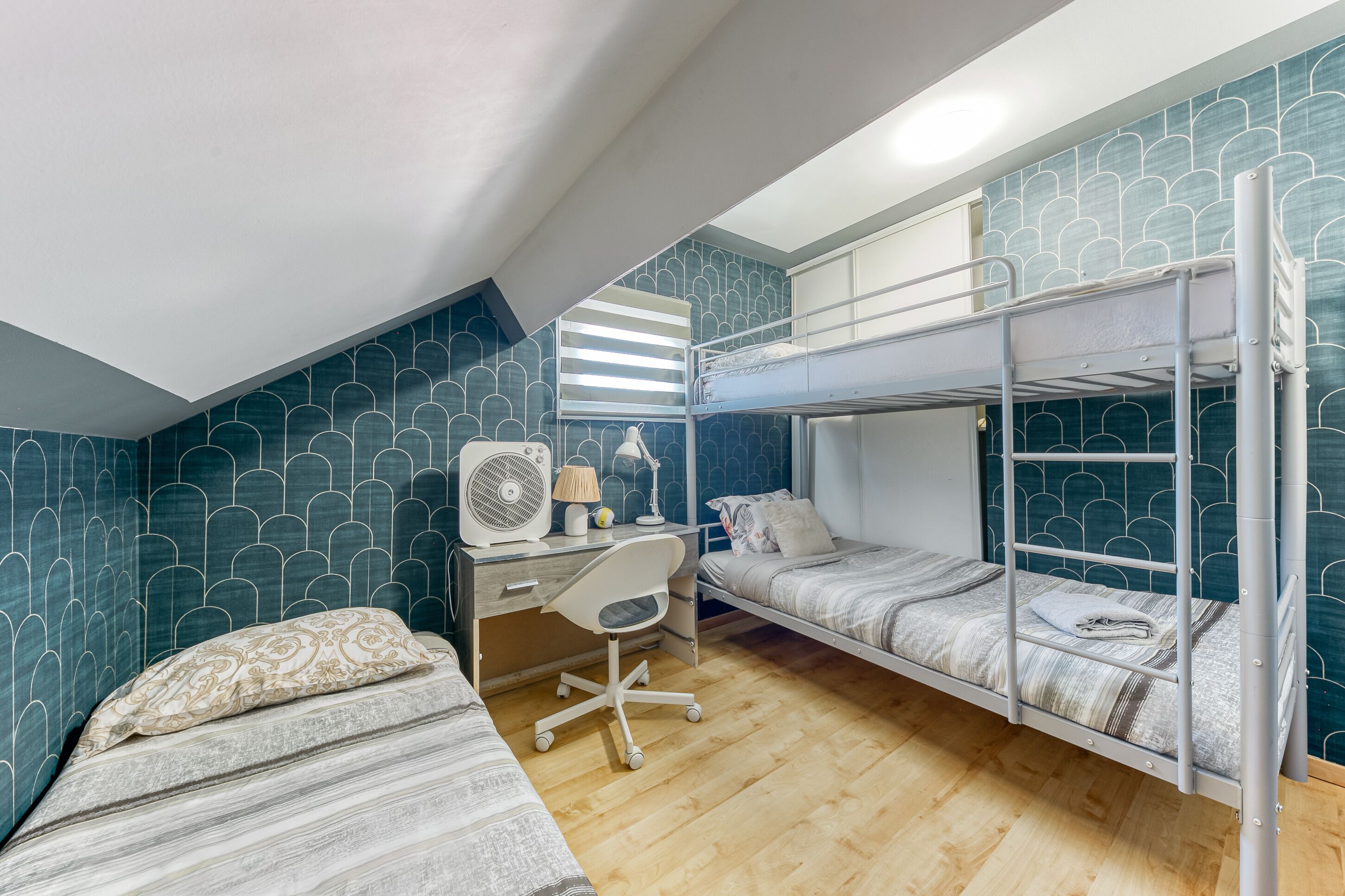 5 bedrooms, iron/ironing board, internet, bed sheets