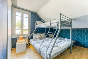 4 bedrooms, desk, iron/ironing board, internet