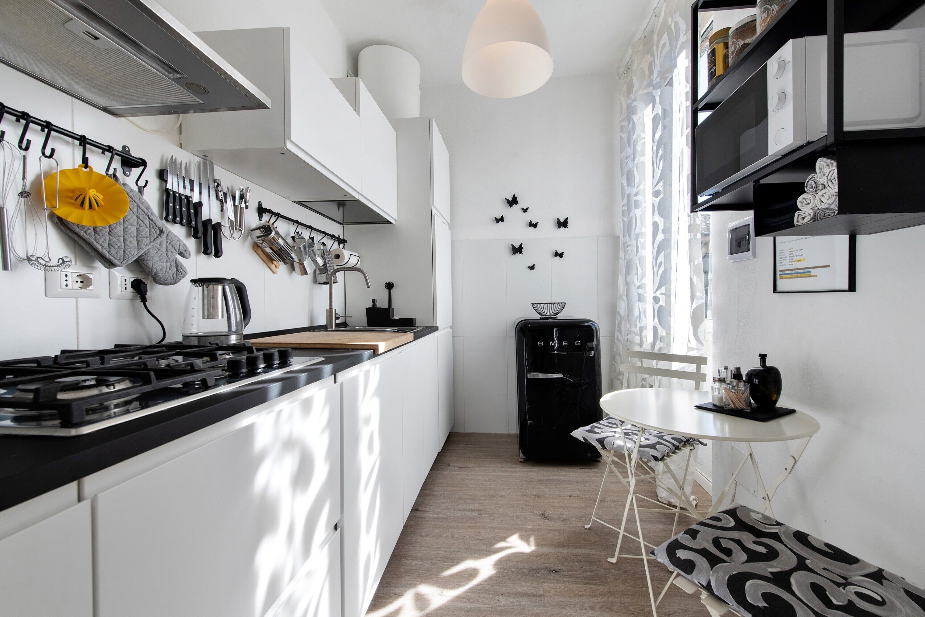 Een koelkast, een magnetron, een kookplaat