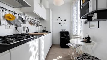 Een koelkast, een magnetron, een kookplaat